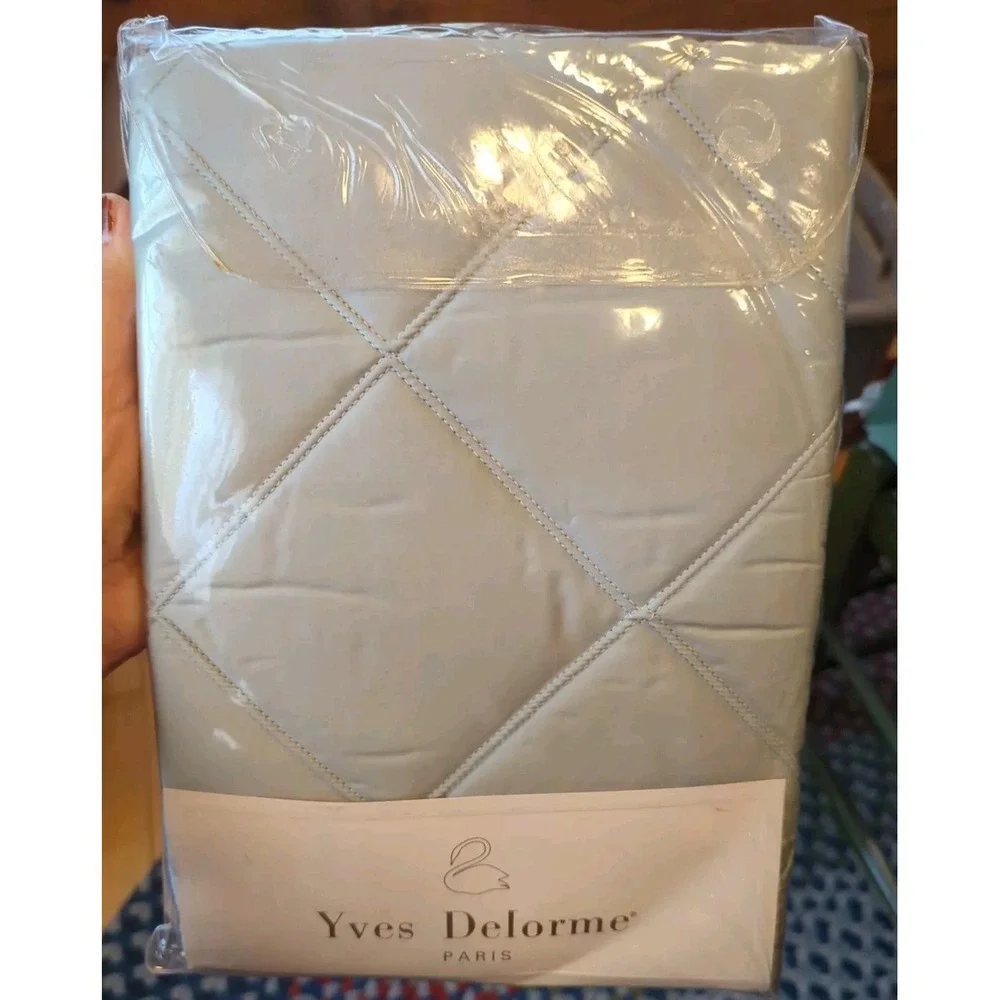 Pair New Vintage Yves Delorme Quilted Sham TRIOMPHE Satin Cover Pillow 12 X‎ 16